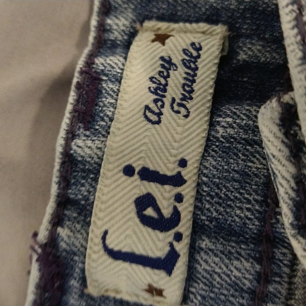 Shorts - Picture 3 of 5